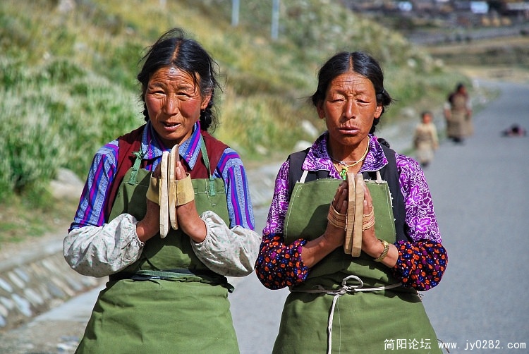 不光磕长头，嘴里还念念有词的诵着经。.jpg