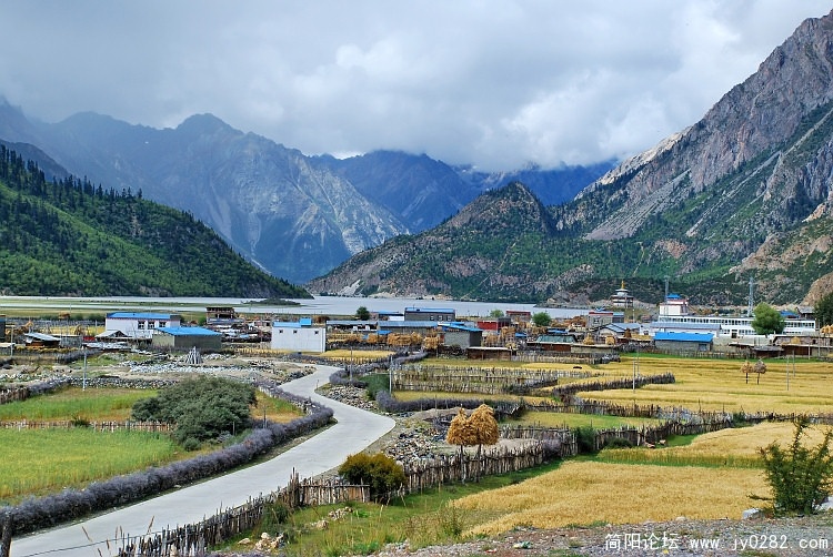 然乌湖边的然乌村.jpg