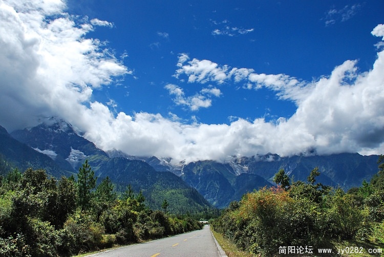 过了中坝后，道路成了柏油路，风光极好。.jpg