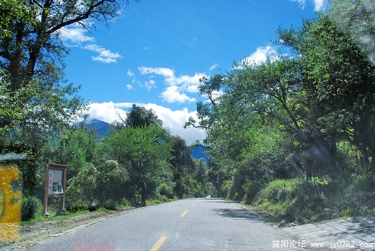 过波密后，公路也很好。.jpg
