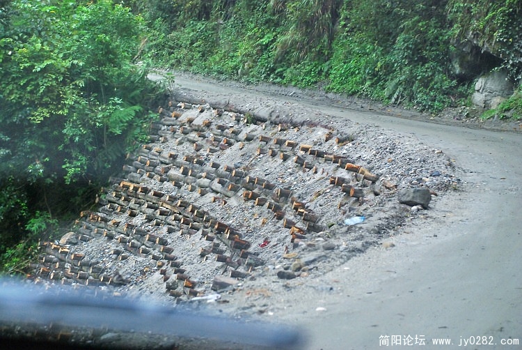 很多地方是塌方后用木桩纵横交错搭建起的泥地.jpg