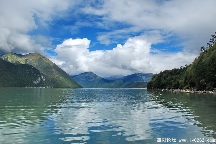 天空碧蓝如洗，倒影在碧蓝的湖面。.jpg