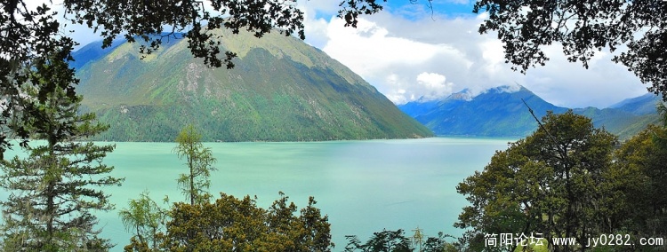 在另一观景台拍的巴松措全景照片（1057X400）.JPG