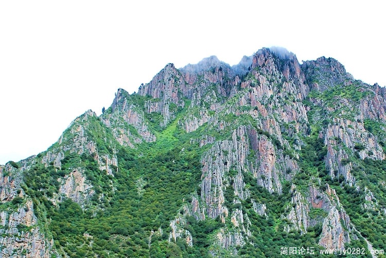 风格与前面的山峰完全不同.jpg