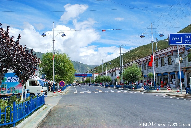 下山到墨竹工卡县又是蓝天白云，真是一天有四季.jpg