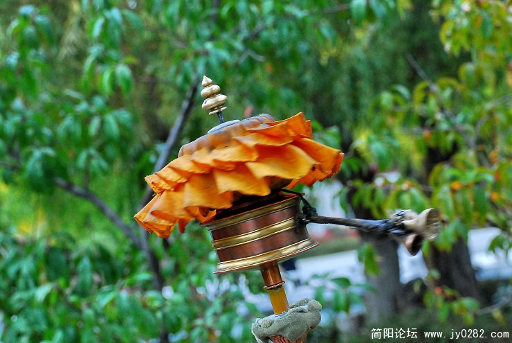 经文在转经筒里，转一次就相当于念颂经文一次.jpg