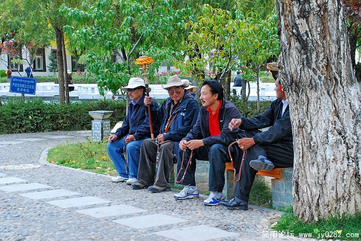 拿着佛珠或转经筒在龙王潭公园游玩的拉萨人.jpg