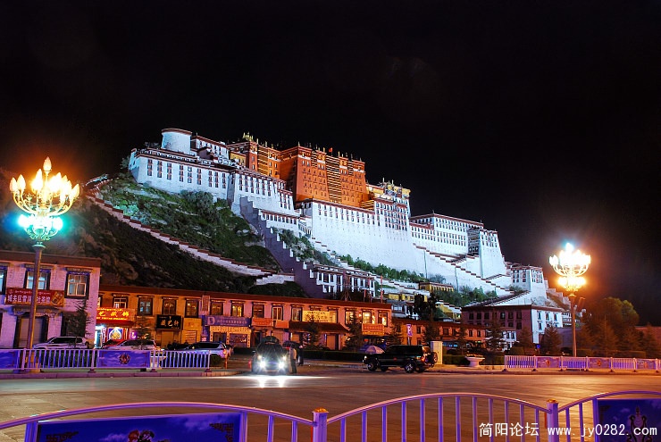 在广场看的布宫夜景.jpg