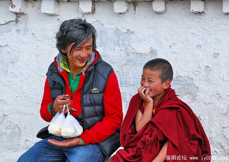 可爱的小喇嘛，看他的人多了还不好意思.jpg