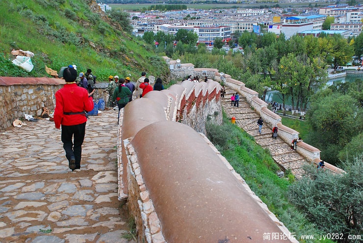下红山的路在布宫背面.jpg