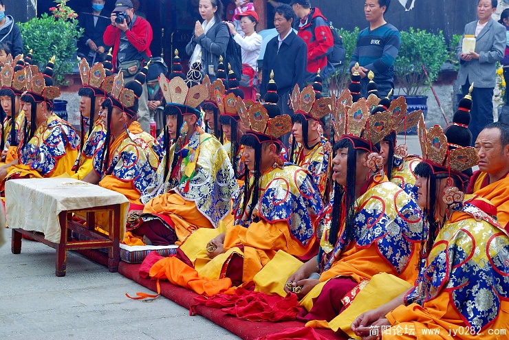 一本正经、虔诚的喇嘛们.jpg
