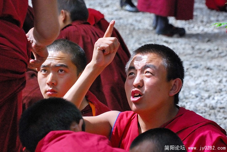 每个喇嘛的水平在辨经场上显露无疑.jpg