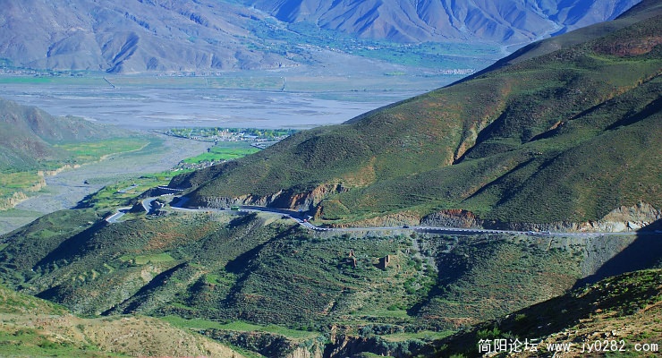 翻越岗巴拉山的路是西藏的省道，路况很好.jpg