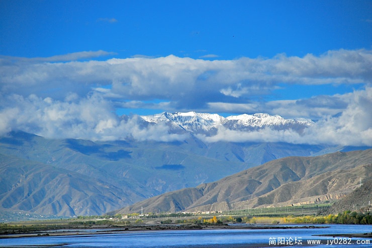 雅鲁藏布江与雪山.jpg