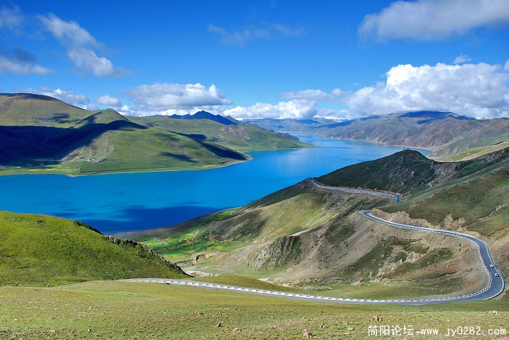 站在岗巴拉山口上可以很好的观赏羊卓雍措湖。.jpg
