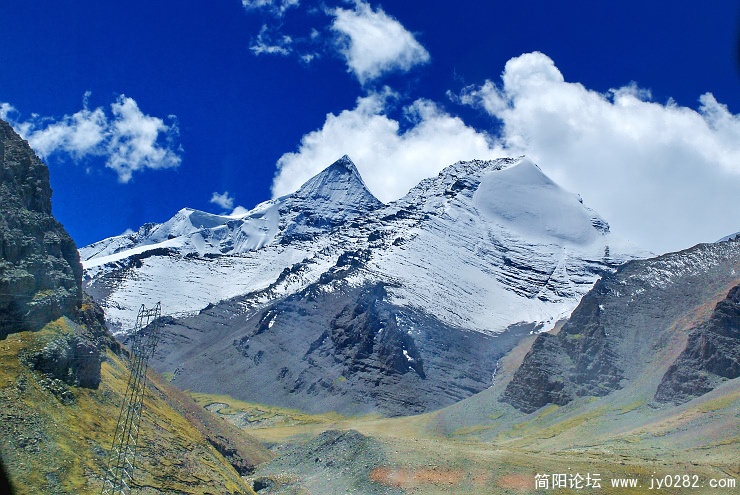 后藏的路上，雪山就多得很了。这才像典型的西藏.jpg