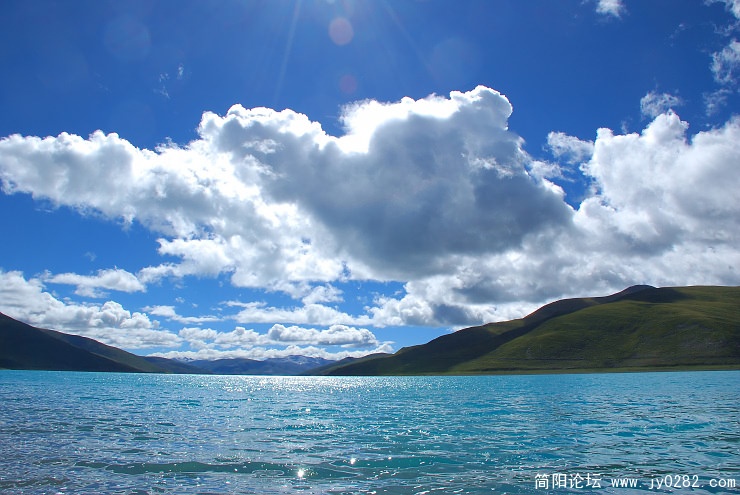 下到了湖边.jpg