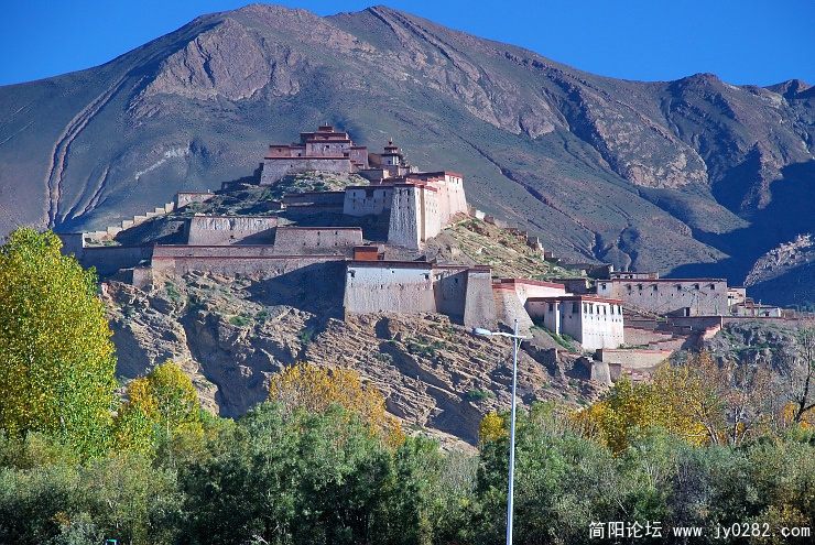 这座城堡，便是闻名中外的江孜宗山抗英遗址。.jpg