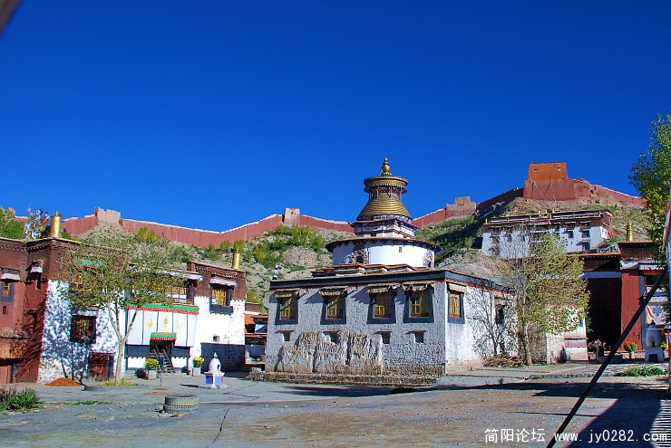 白居寺十万佛塔，又叫菩提塔。据说有十万座佛像.jpg