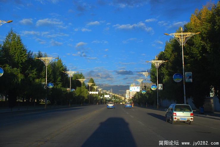 清晨的拉萨大街.jpg