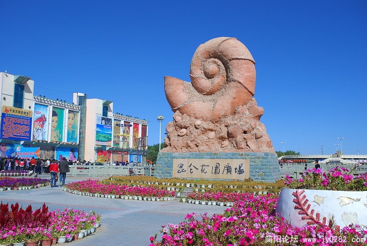 这个广场叫“昆仑花园广场”.jpg