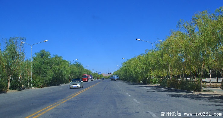 戈壁中的绿洲---阿克塞哈萨克族自治县.jpg