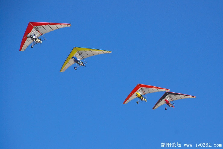 在鸣沙山可以玩骆驼、沙漠摩托、动力三角翼等.jpg