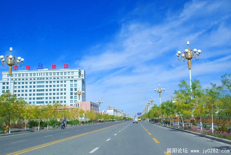 中国优秀旅游城市--嘉峪关市宽阔、整洁的街道.jpg