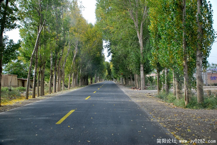 到倪家营乡的路极好，估计是为丹霞景区专门修的.jpg