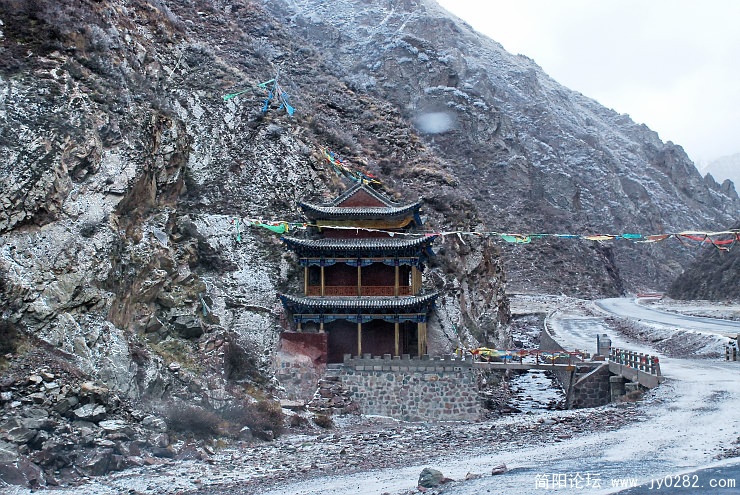 祁连山深处的小庙，完全是“深山藏古寺”了.jpg