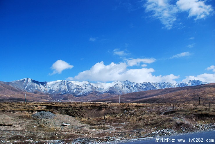 蓝天白云下美丽的祁连山.jpg