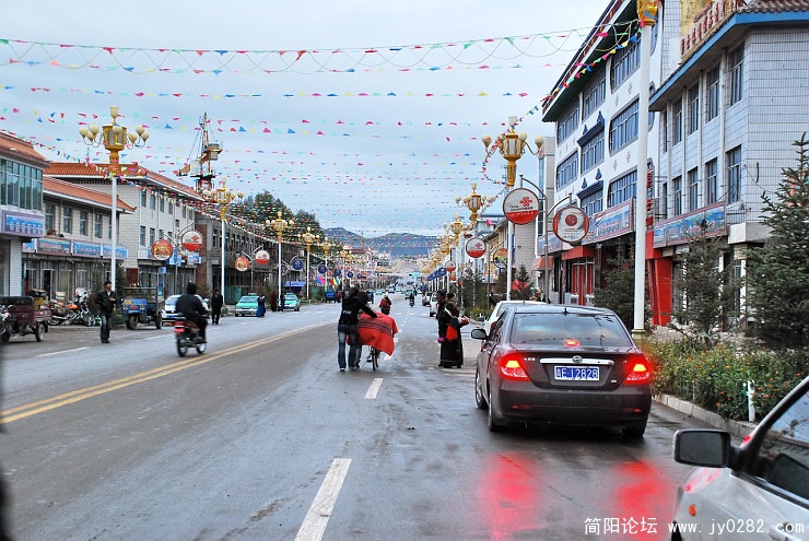 到了甘肃禄曲县，一个纯藏族县，当晚即住在此地.jpg