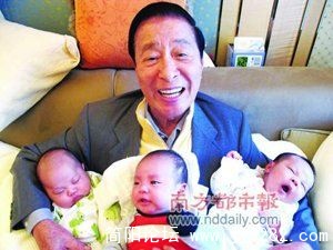 四叔抱着李家杰的三个儿子，笑得合不拢嘴。.jpg