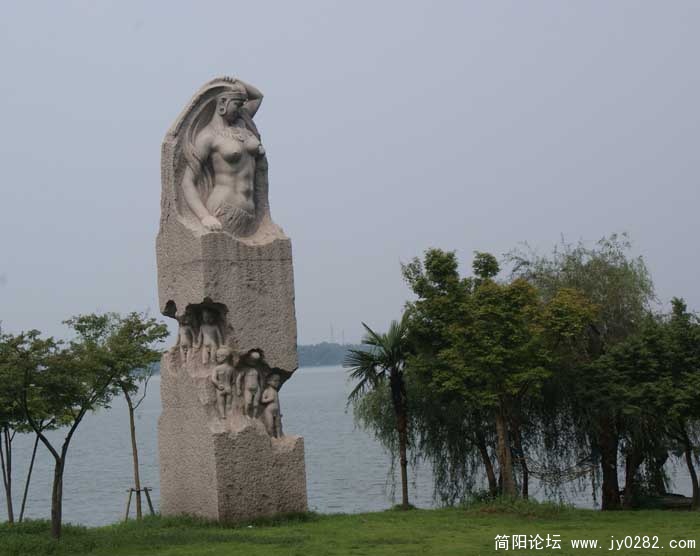 东湖边上一块“石头”.jpg
