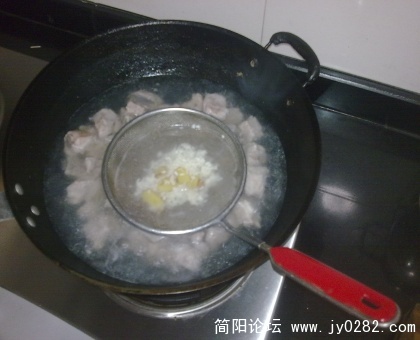下排骨,把米婆婆和姜片捞起来合到一起煮