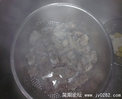 煮得半生不熟的冒着热气的排骨