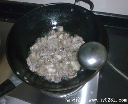 倒油炸排骨