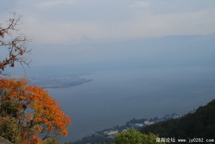 庐山上俯瞰邛海