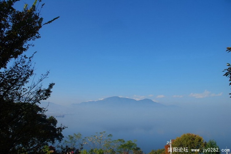 山在虚无飘渺间