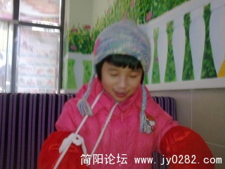 手杆儿绊到的小朋友，还吊起绷带的。