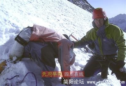 中俄搜救队在四姑娘山找到两名俄罗斯登山遇难者.jpg