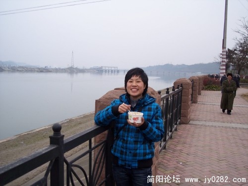 路边吃酸辣粉，她说还可以，她那吃过好的哦。