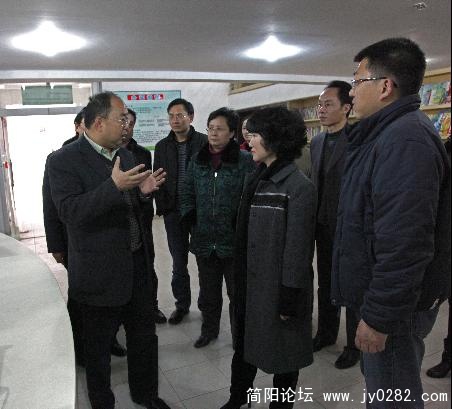 郑厅长与陪同领导亲切交流