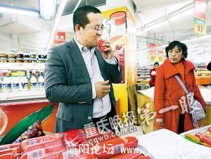 双汇集团重庆区域经理正在大嚼火腿肠.jpg