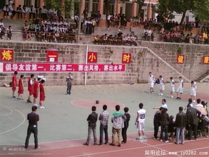 两校友谊敬礼