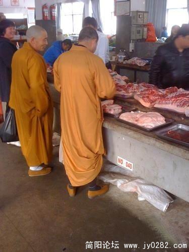 实拍九华山和尚下山去买肉.jpg