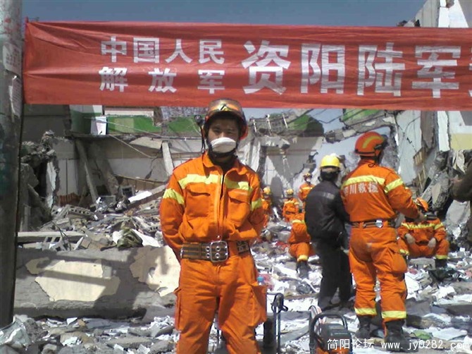 玉树胜利路  救援休息时留影.jpg
