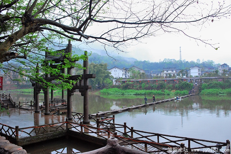 杨村河边的“烟雨柳江”牌坊.jpg