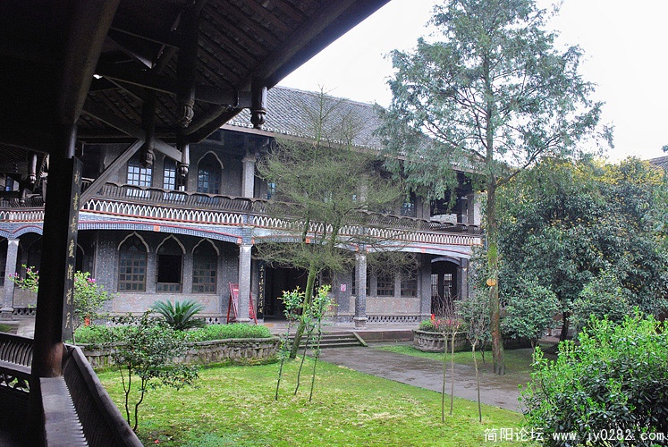 整座宅院，雕梁画栋，富丽堂皇，是近代中西合璧建筑的典范.jpg