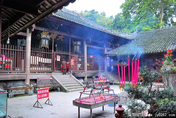 天梯顶部有着雅安第一大寺庙“金凤寺”.jpg
